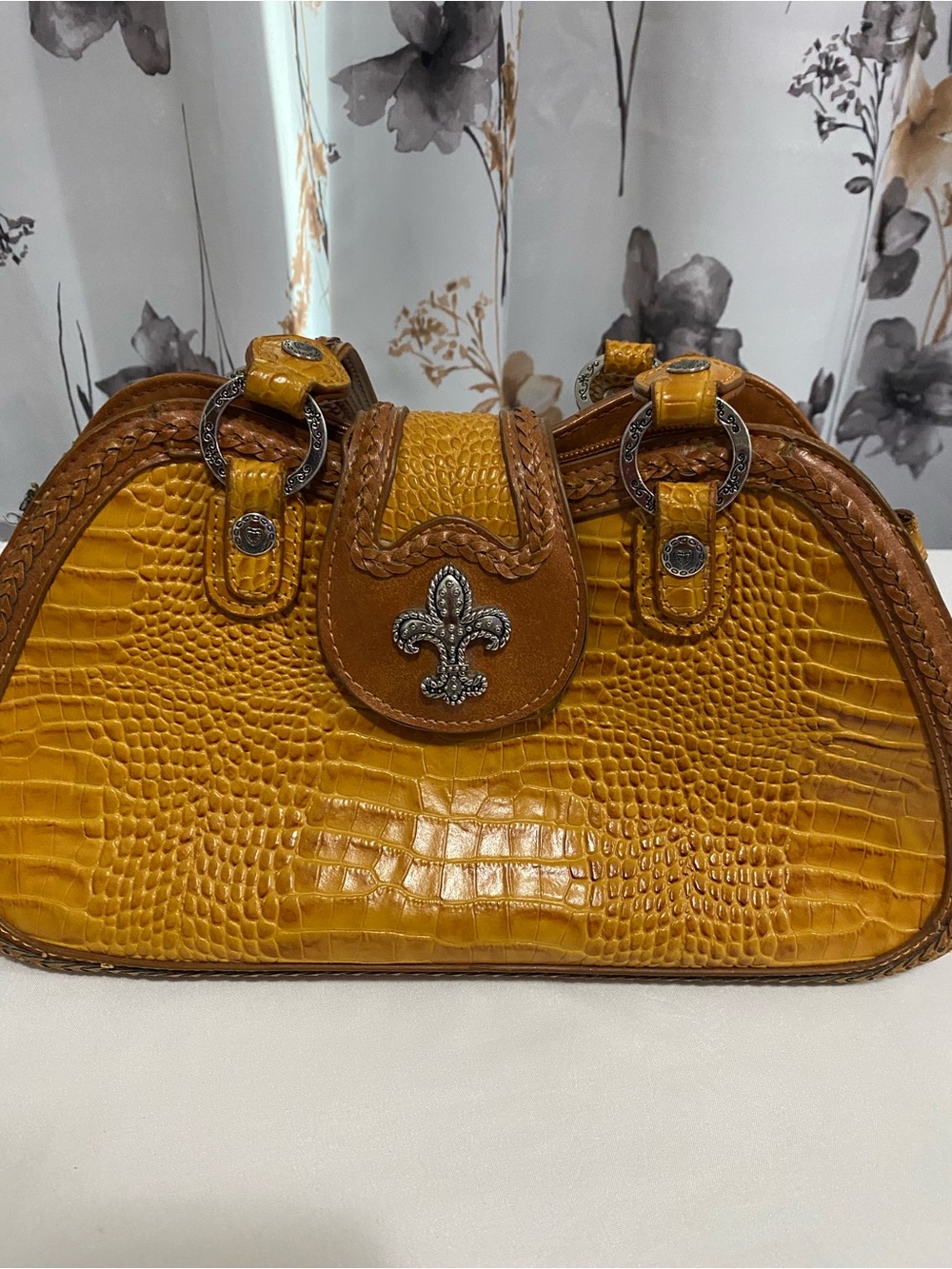 Women’s Orange Leather Medium Purse Used